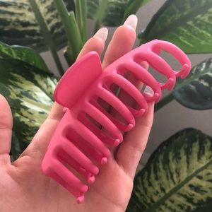 Large pink hairclip
